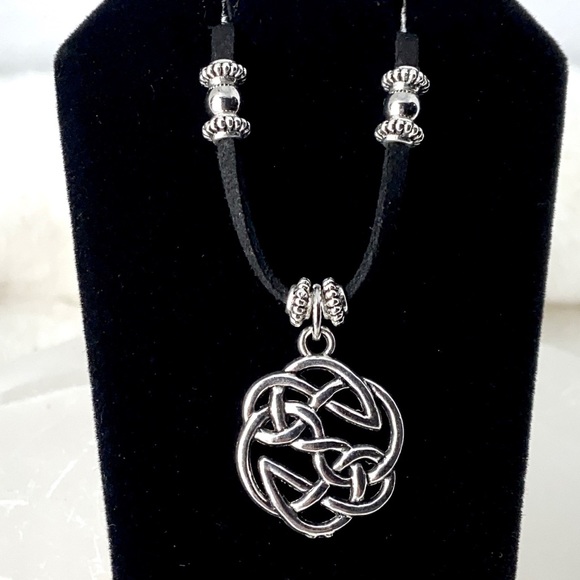 🔴 Celtic knot black suede adjustable necklace - Picture 5 of 9